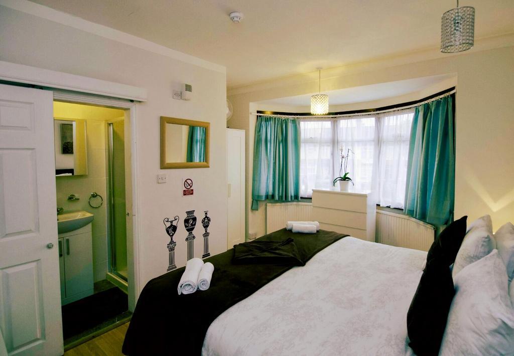 Gable Lodge London B&B Enfield Extérieur photo