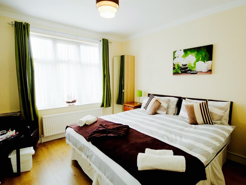 Gable Lodge London B&B Enfield Extérieur photo
