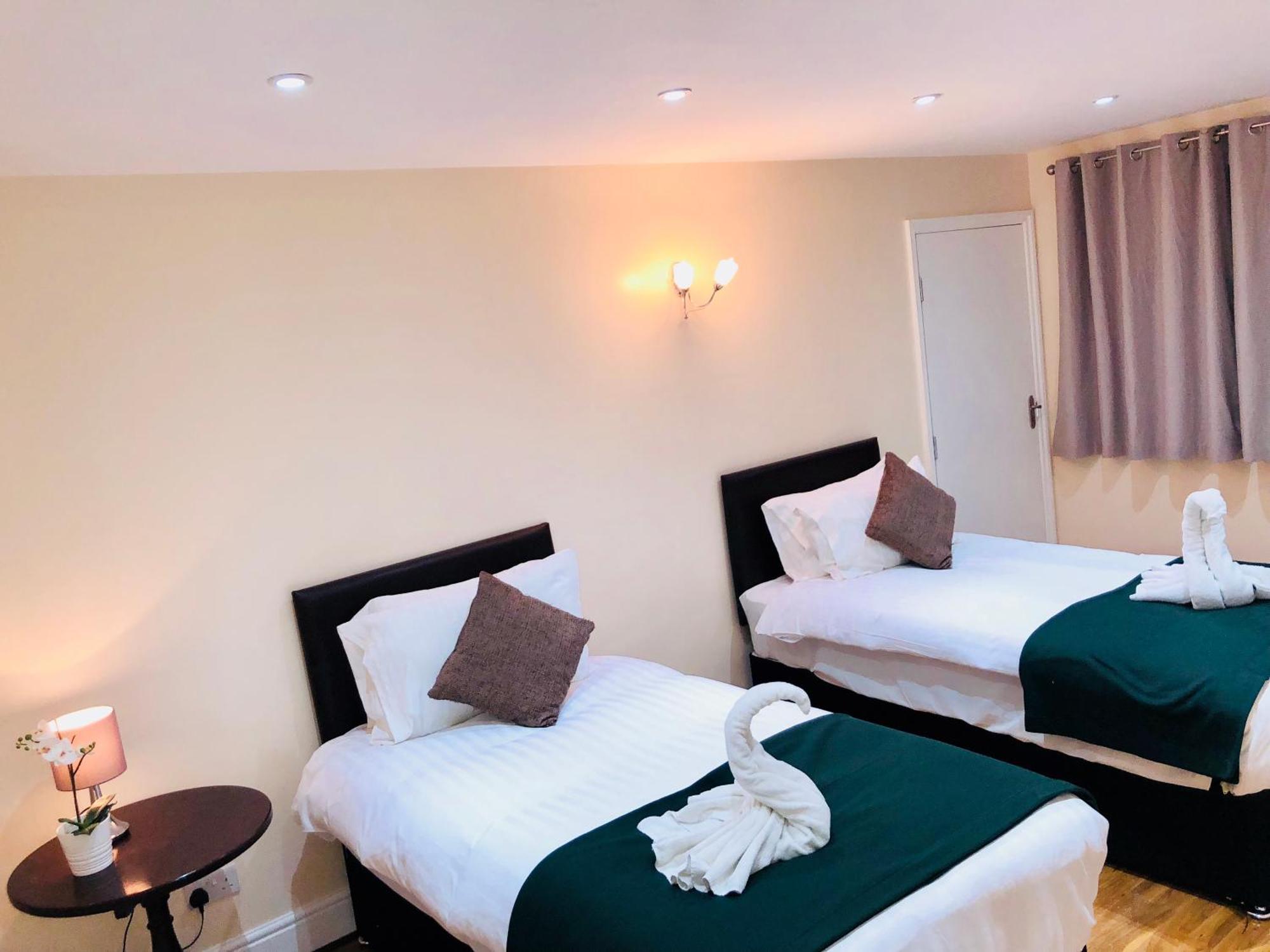 Gable Lodge London B&B Enfield Extérieur photo